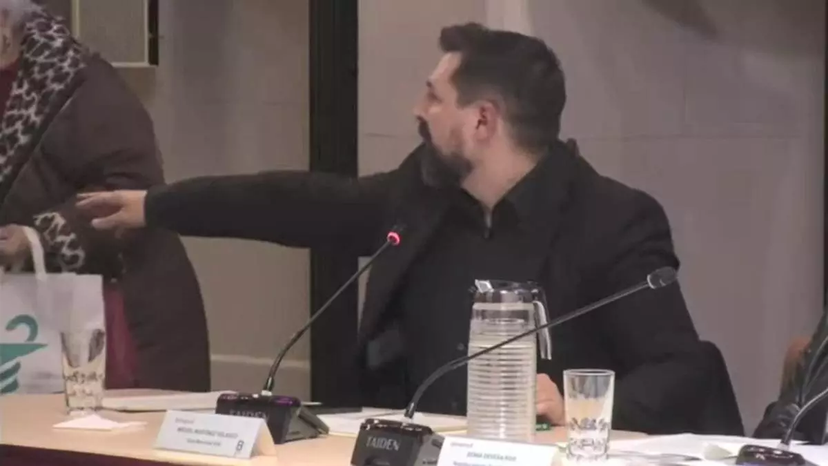VIDEO | Una militante de Vox acusa en público de acoso sexual a un cargo del partido en Barcelona: "¡Mal hombre!"