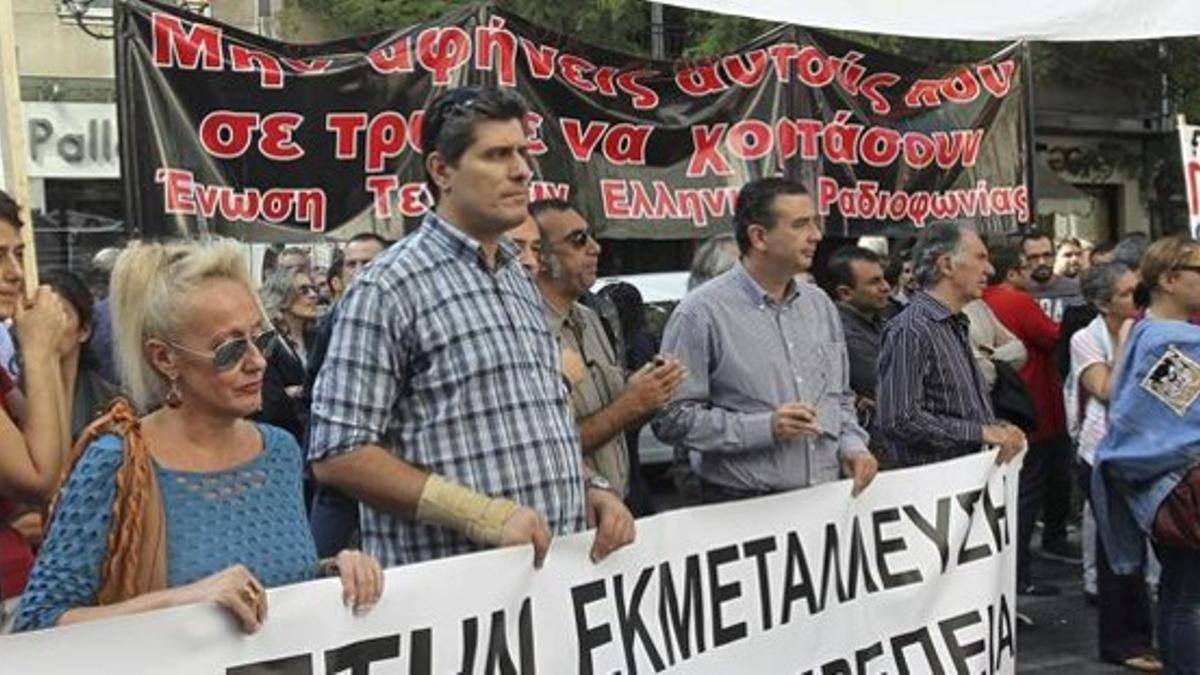 Manifestación de periodistas en huelga contra las nuevas medidas de austeridad, este lunes en Atenas.