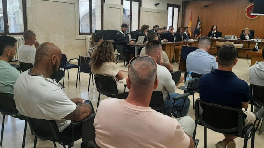 Los acusados, durante el juicio celebrado en la Audiencia de Palma. | DM