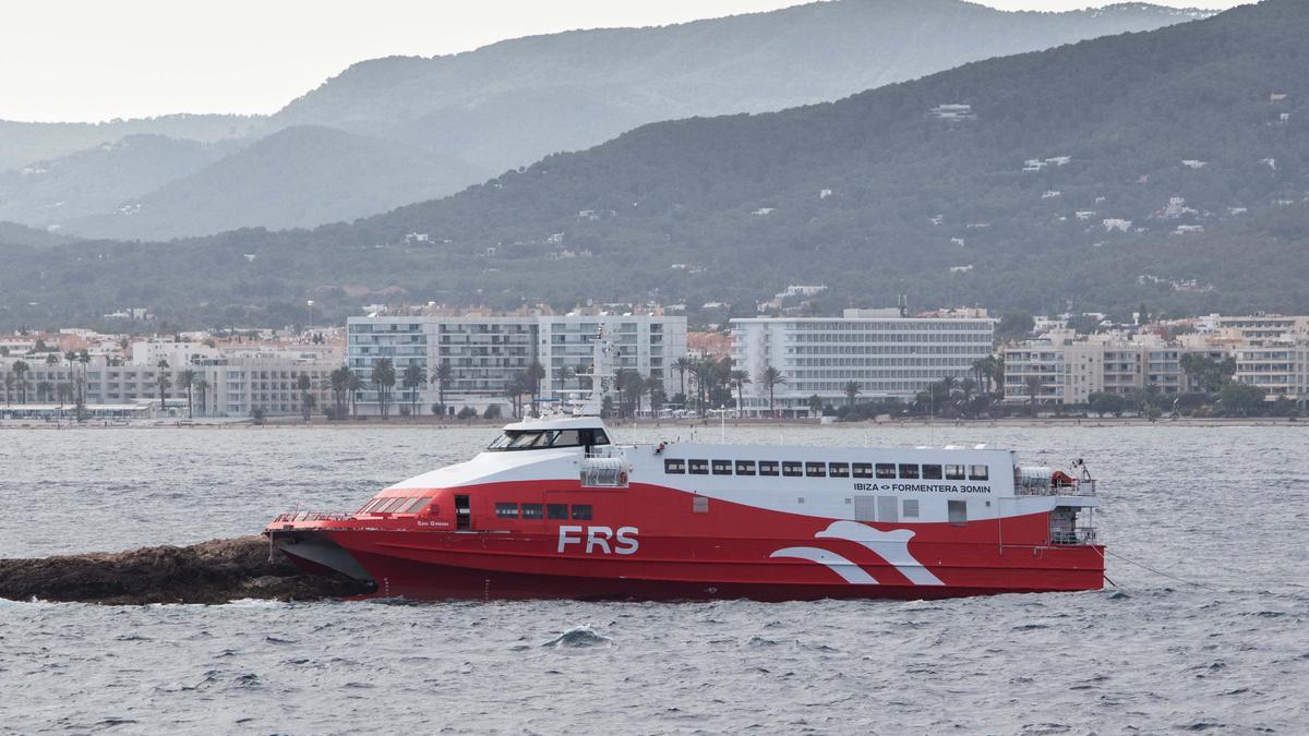 La naviera tiene tres días para presentar un plan para reflotar el ferry encallado en el islote de Ibiza