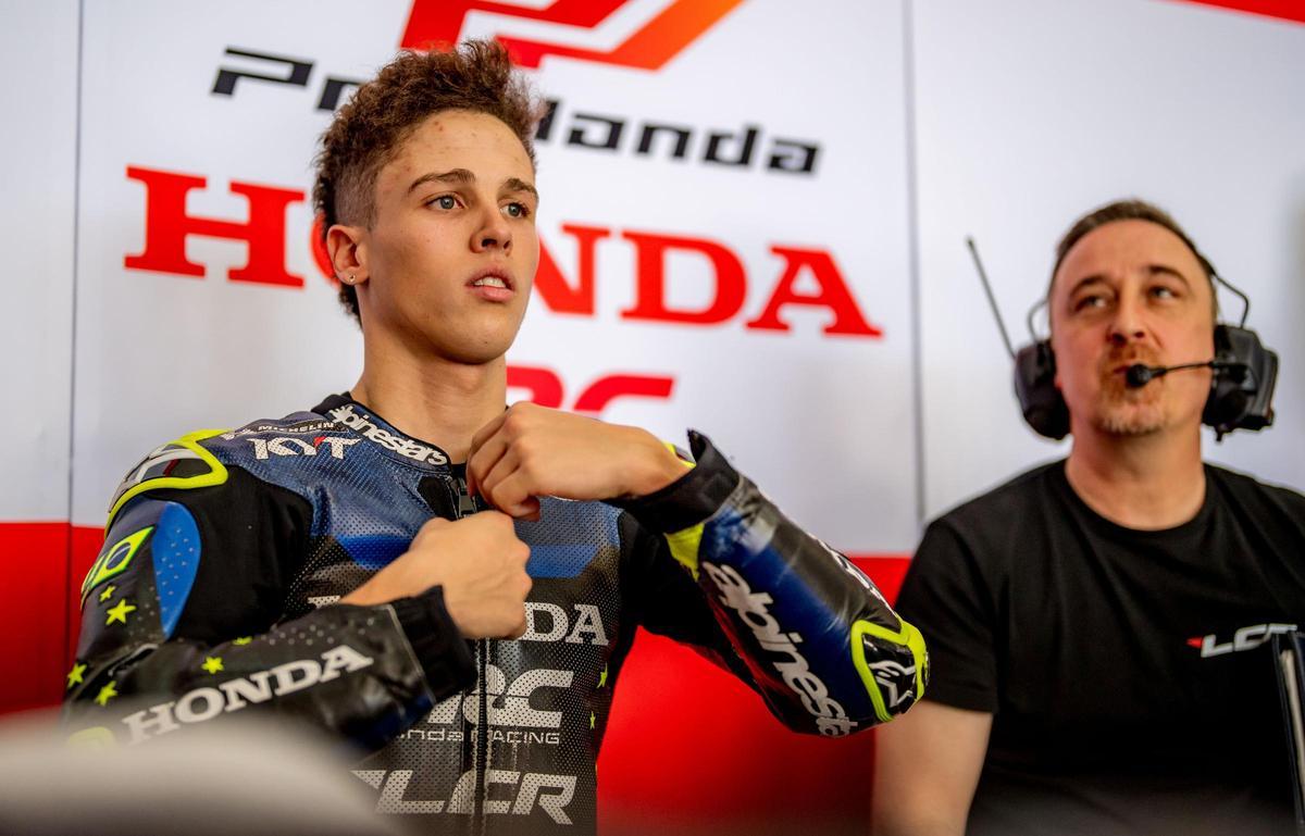 Diogo Moreira se ajusta su mono antes de salir a entrenarse en Sepang.