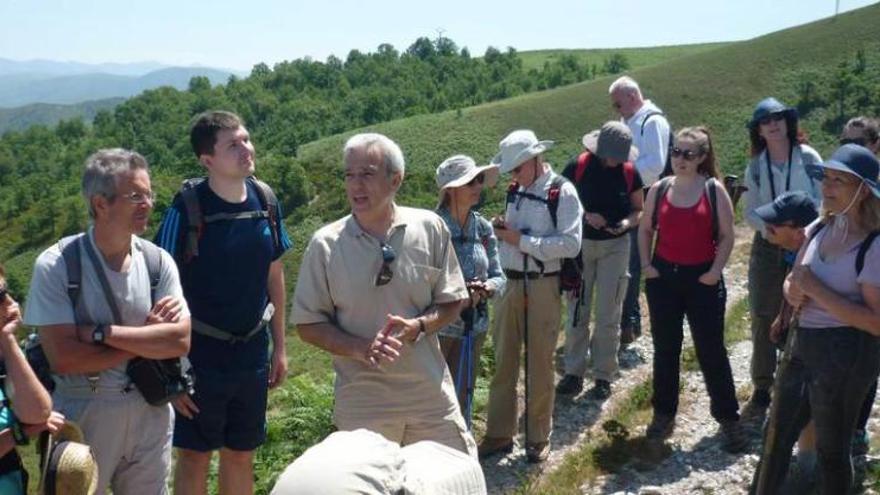 Antonio Fernández explica el paisaje del Pozo de las Mujeres Muertas a los alumnos del curso.