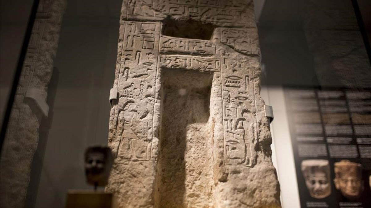 La nueva adquisición del Museu Egipci, una estela de 'falsa puerta' de dos personajes relacionados con el culto funerario a Keops.