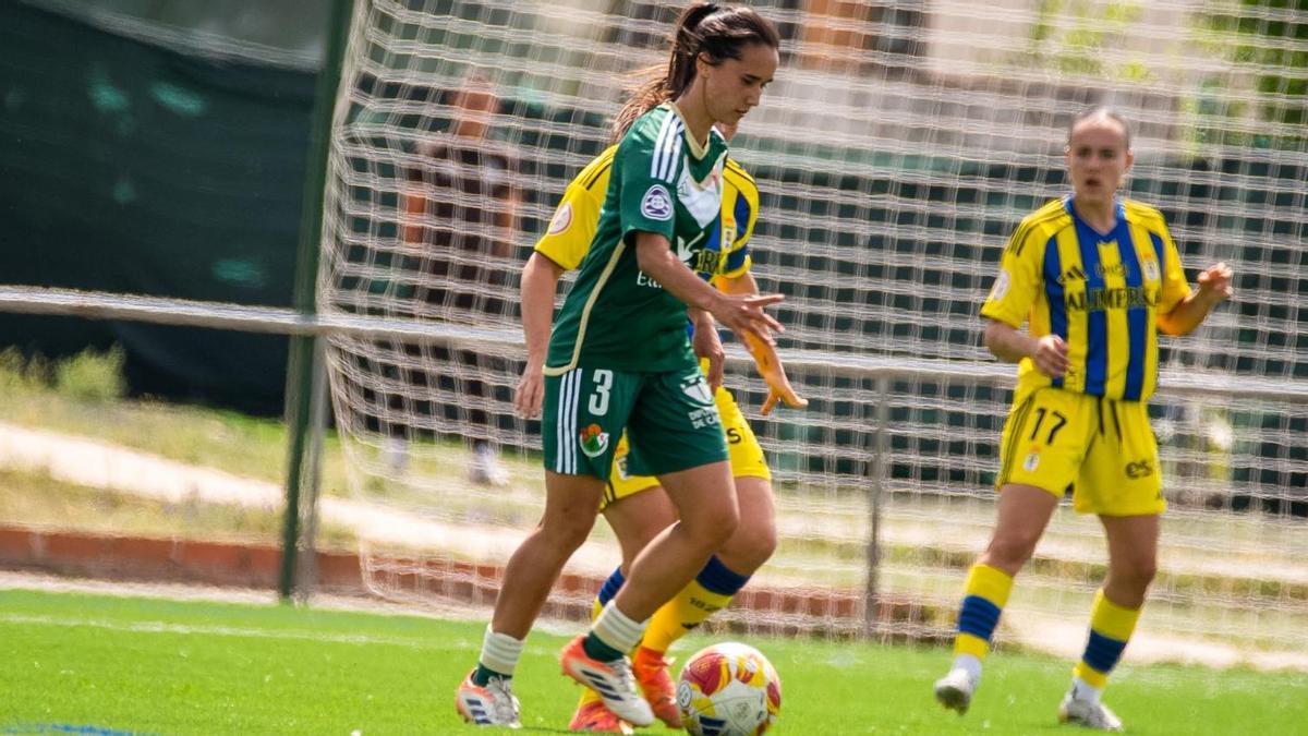 Ale López intenta controlar un balón.