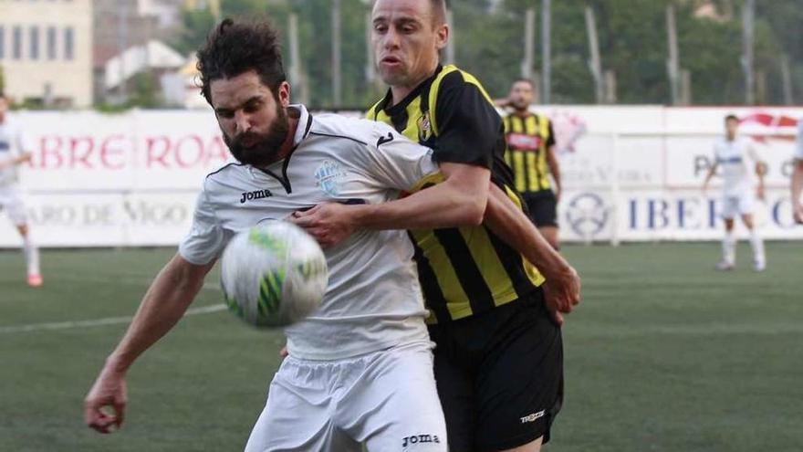 Iago Paz, del Rápido de Bouzas, presiona a un jugador del Ourense CF en el partido de ayer. // José Lores