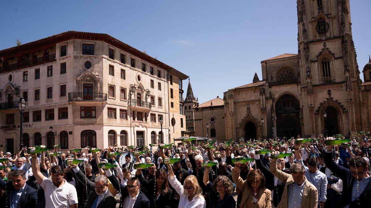 Oviedo celebra el Día Mundial de la Sidra con un escanciado simultáneo en la Plaza de la Catedral