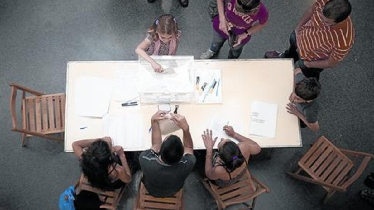 Una niña 'vota' en un colegio electoral de Barcelona, en las municipales del 22 de mayo del 2011.