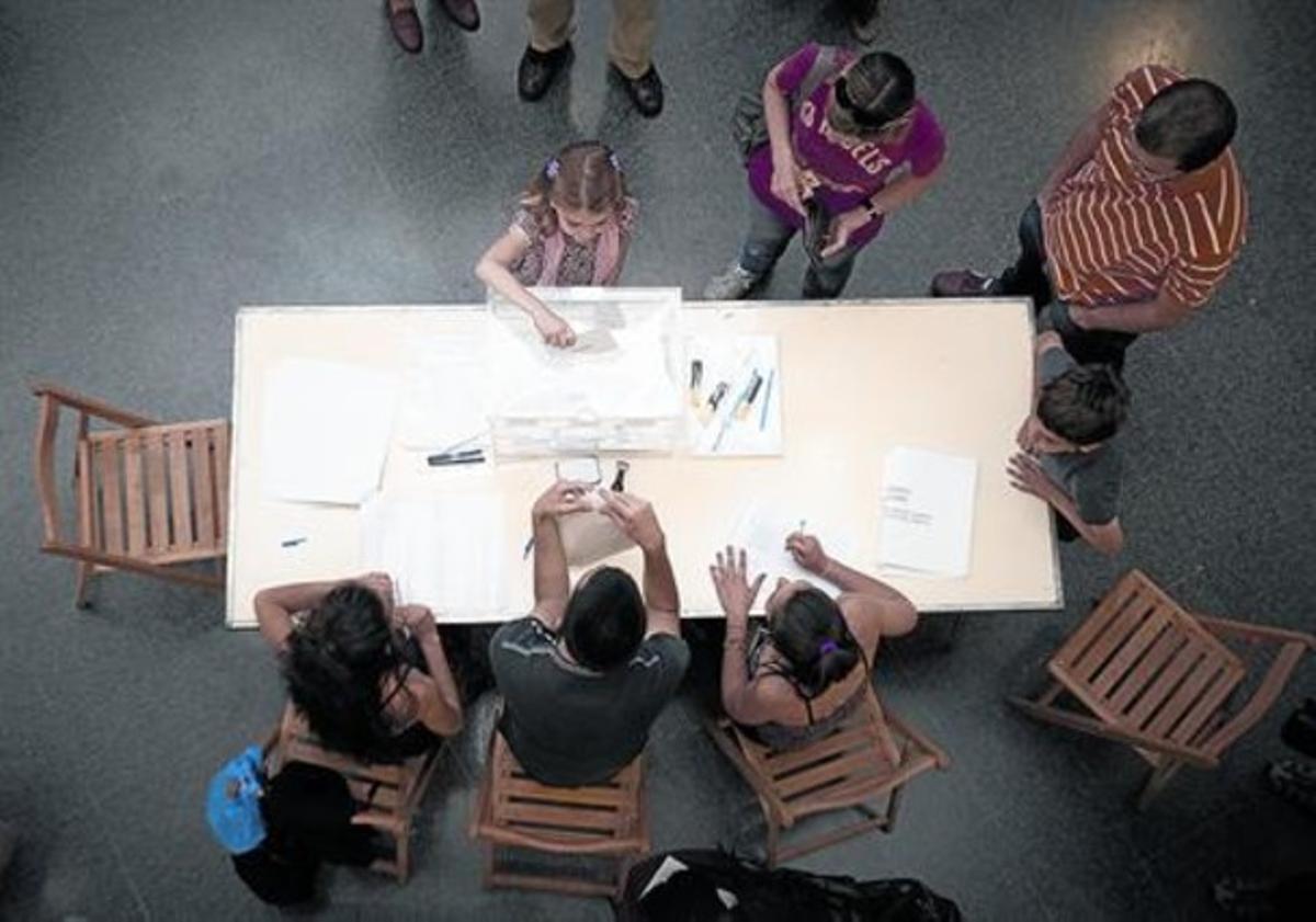 Una niña 'vota' en un colegio electoral de Barcelona, en las municipales del 22 de mayo del 2011.