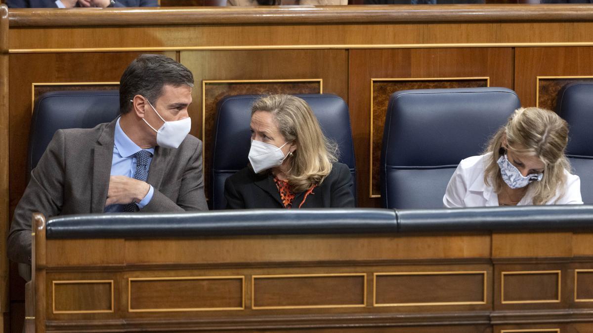 El presidente del Gobierno, Pedro Sánchez; la vicepresidenta primera y ministra de Asuntos Económicos, Nadia Calviño; y la vicepresidenta segunda del Gobierno y ministra de Trabajo, Yolanda Díaz, en una sesión plenaria en el Congreso de los Diputados.