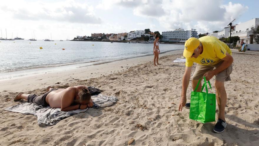 Imagen de una campaña de recogida de plásticos en la playa de Talamanca.