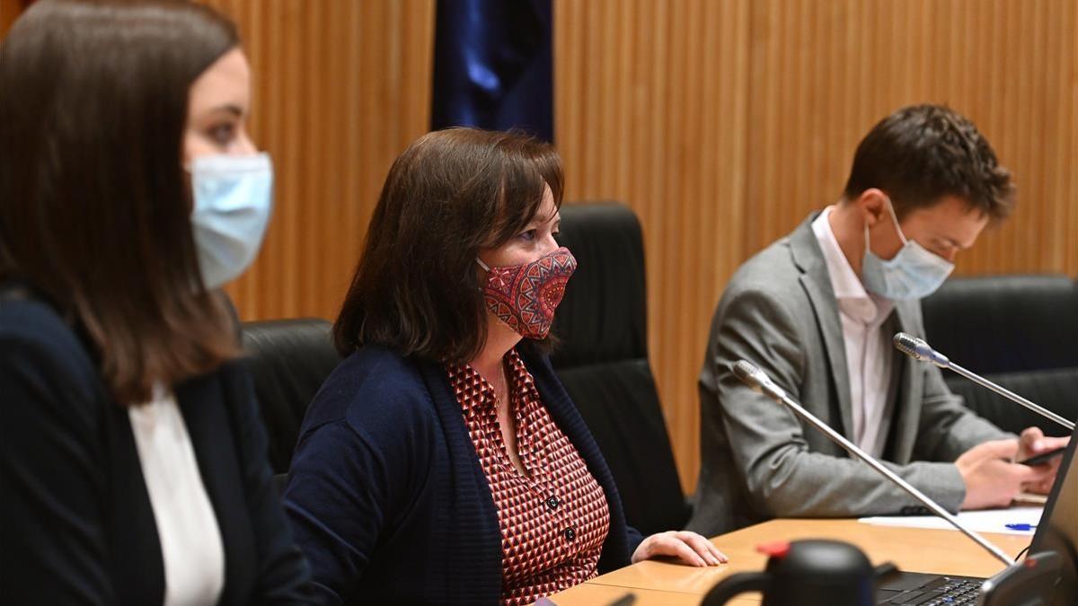 MADRID  22 12 2020 -La presidenta de la Autoridad Independiente de Responsabilidad Fiscal (AIReF) (c)  Cristina Herrero  y el diputado de Mas Pais Inigo Errejon  durante la compareceencia en la comision del Congreso de Los Diputados  esta tarde en Madrid - EFE Fernando Villar POOL