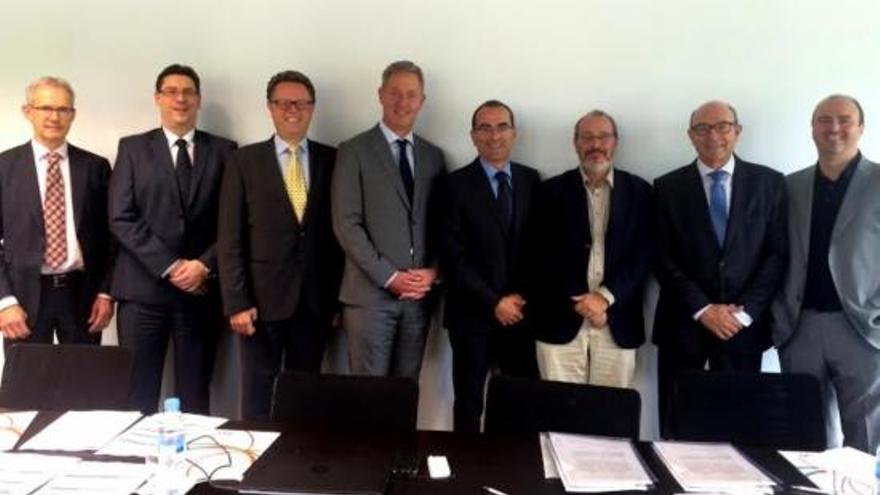 D&#039;esquerra a dreta: Doke Sweere, Thorsten Krekels, Egbert Brinks i Nils van der Plas, d&#039;AkzoNobel; Pablo de Lastres, Joan Güell, Francesc Cots i Joaquim Lavin, d&#039;ICL.