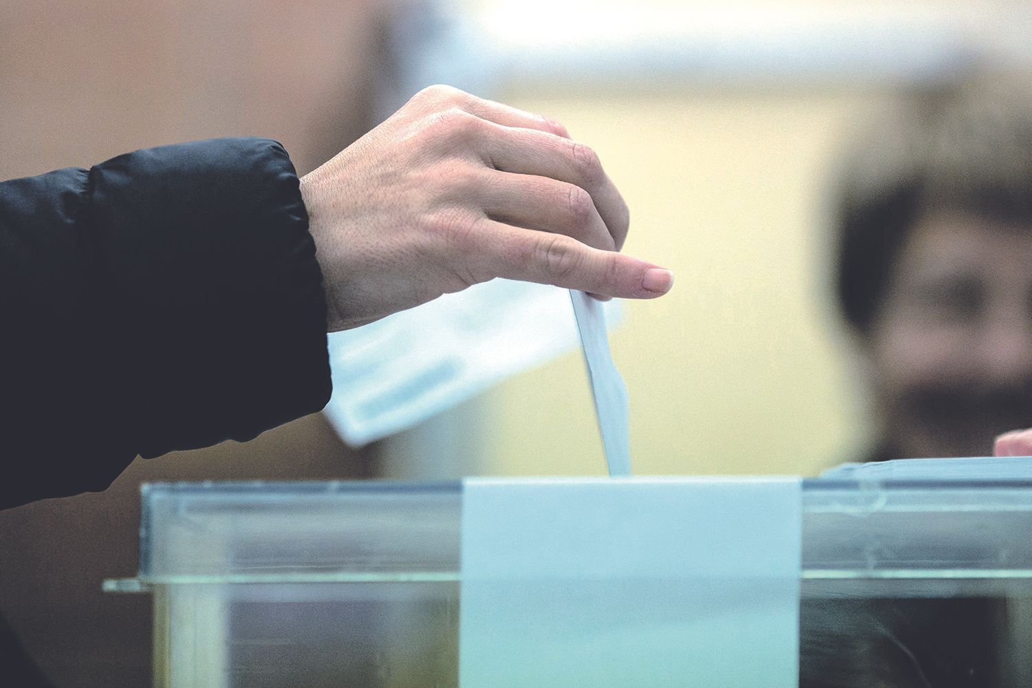 Un ciudadano deposita un voto en un colegio electoral.