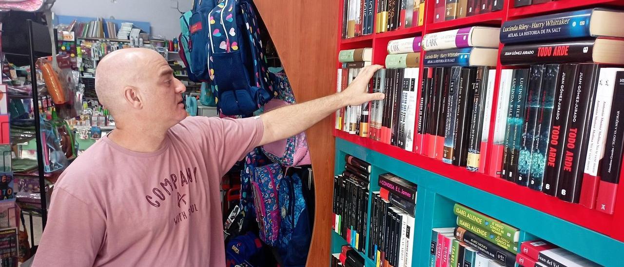 Francisco Ruiz muestra hace unos días algunos de los títulos de su librería Mafalda, en Nueva Málaga.