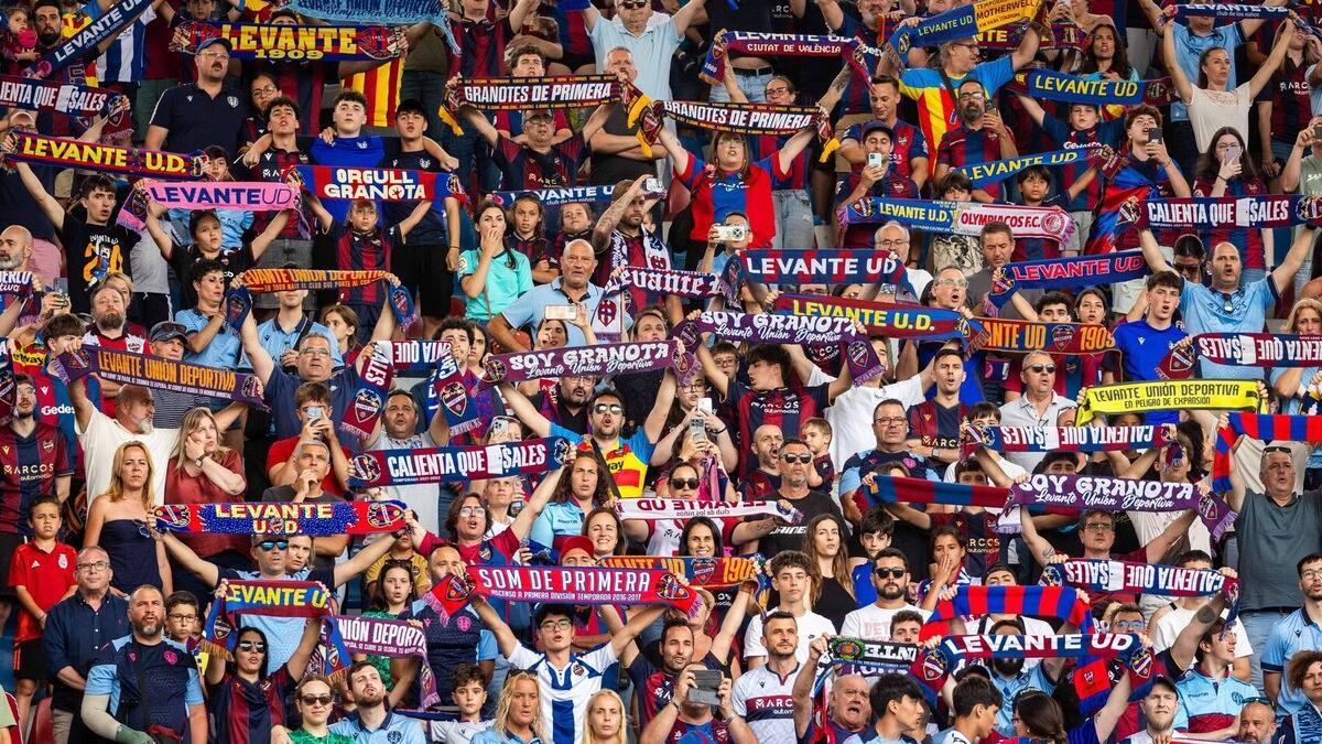 El Ciutat de València animando a su equipo en el día de la celebración del ascenso a Primera División