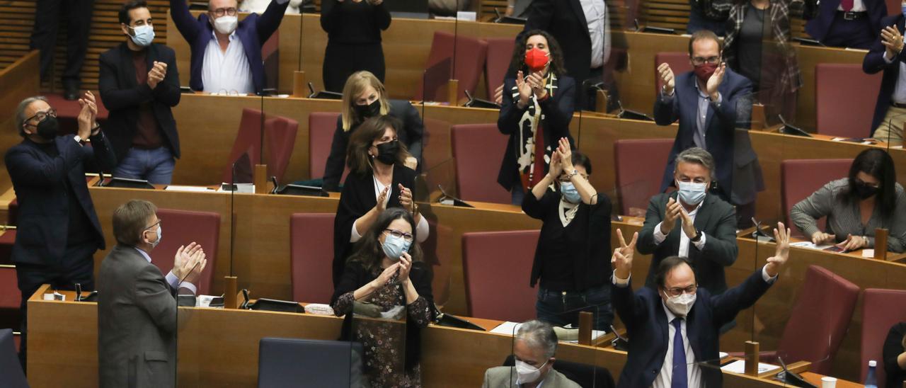 Vicent Soler celebra la aprobación de los presupuestos de 2022 entre aplausos de los diputados del Botànic.