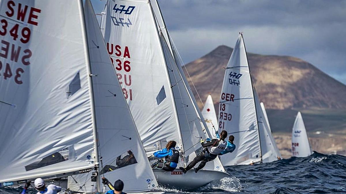 Imagen de la flota de la clase 470 durante una de las regatas celebradas ayer en aguas de Lanzarote. | | LP/DLP