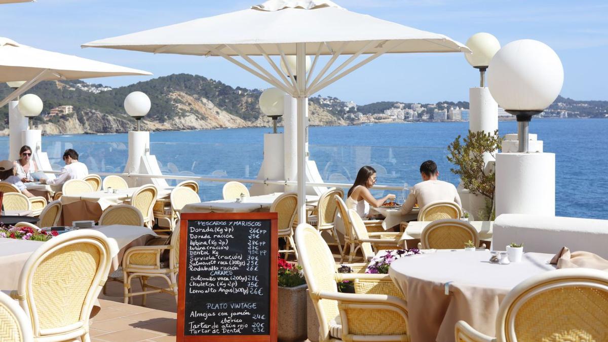 Allerbeste Lage: auf der Terrasse des La Gran Tortuga in Cala Fornells (Peguera).  | FOTOS: NELE BENDGENS