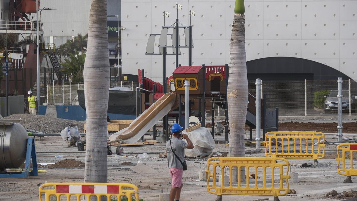Los operarios trabajan en la zona destinada a los juegos infantiles