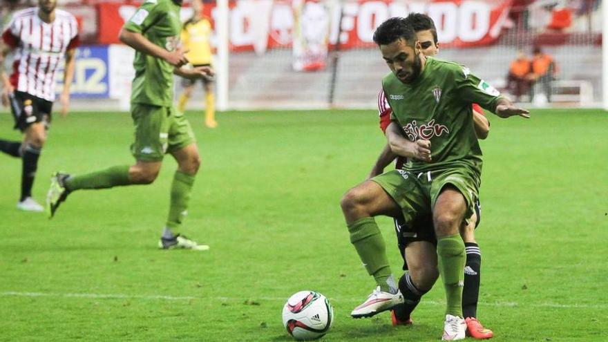 Juan Mera, con el balón, presionado por un jugador del Logroñés, con Pablo Fernández a la izquierda.