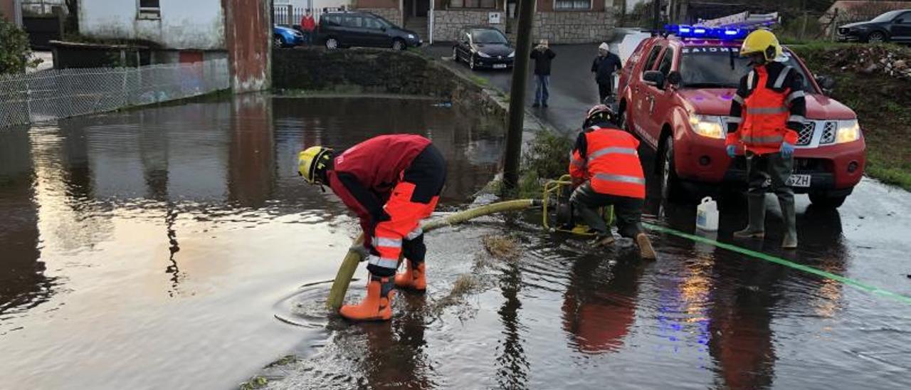 Efectivos del Servicio Municipal de Emergencias de O Grove. |   //  FDV