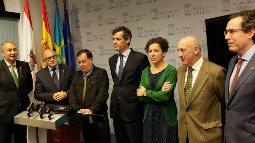 Por la izquierda, José Guerrero, Inocencio Martín, Antonio Pellico, Rafael Felgueroso, Paula Fernández, Juan Rodríguez y Fernando Couto, ayer, en la sala de prensa del Ayuntamiento de Gijón, durante la presentación del congreso.