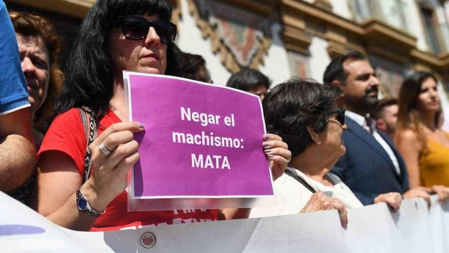 Una mujer sostiene un cartel durante una concentración contra la violencia machista. // Efe