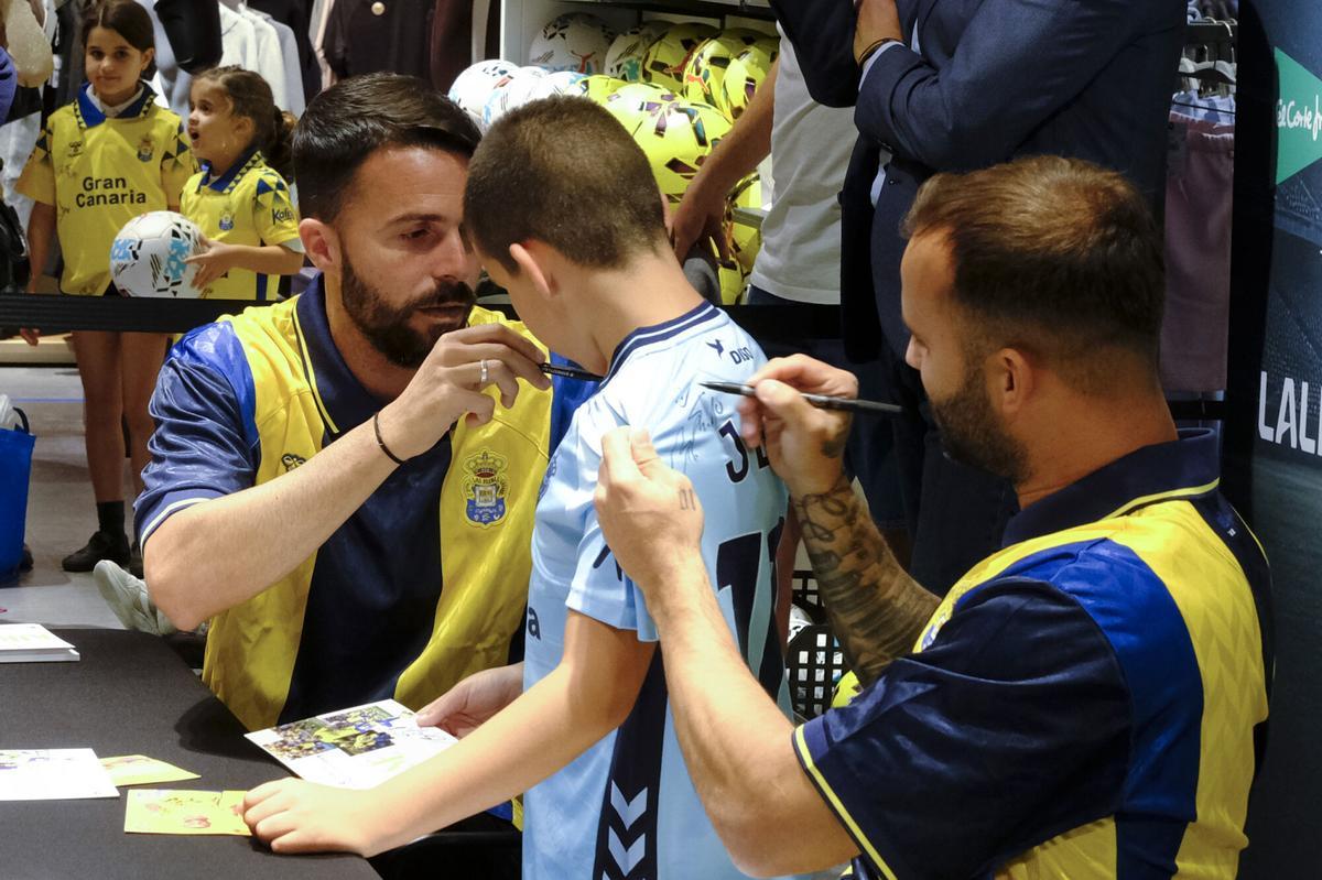 Firma de Jesé y Kirian en El Corte Inglés de Mesa y López