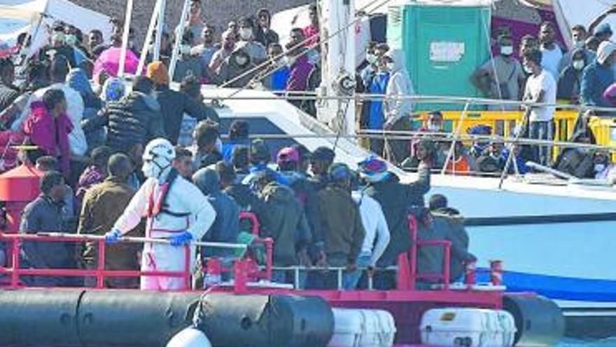 Momento en el que la Policía abre las vallas de entrada al muelle de Arguineguín. | | J.C