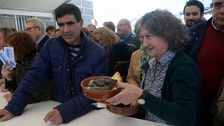 Venta de raciones en la pasada edición de la Festa da Lamprea do Ulla, en Pontecesures. // Noé Parga