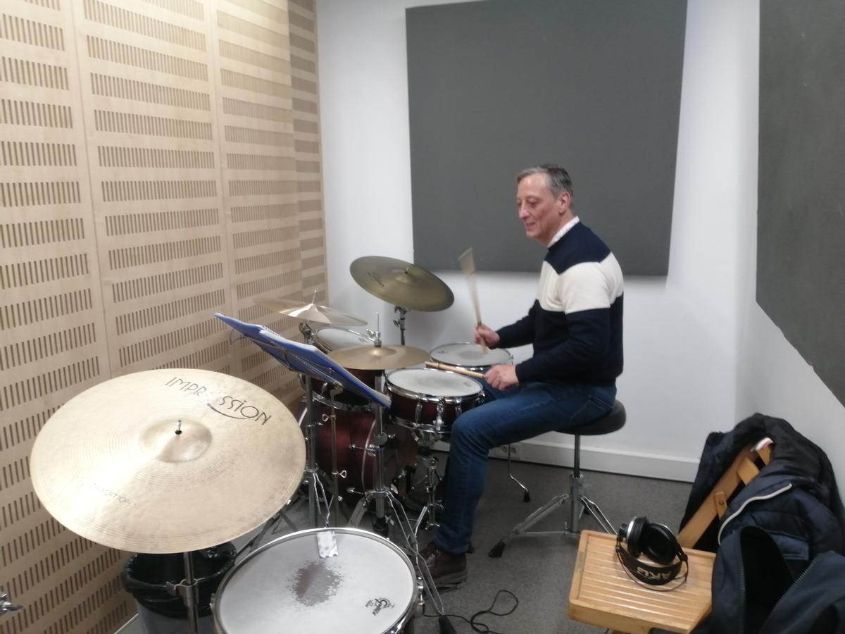 Un bateria, practicant de bon matí al Taller de Músics.