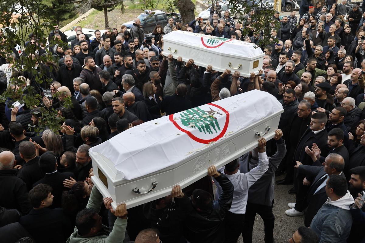 Los ataúdes del difunto Pierre Mouawad, dirigente del partido Fuerzas Libanesas, y de su esposa Flavia son trasladados durante la ceremonia fúnebre, al norte de Beirut, Líbano