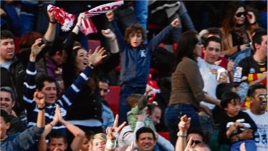 El paraguaià Javi Acuña celebra el seu gol, que va suposar el 2-1 definitiu davant l&#039;Osca.