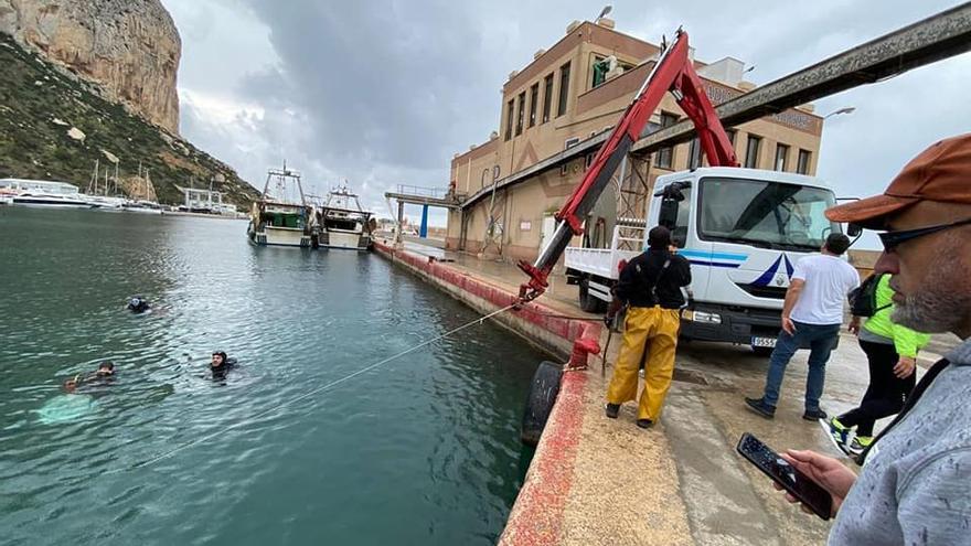 Lo submarinistas se ayudaron de una grúa desde tierra para sacar la basura más pesada