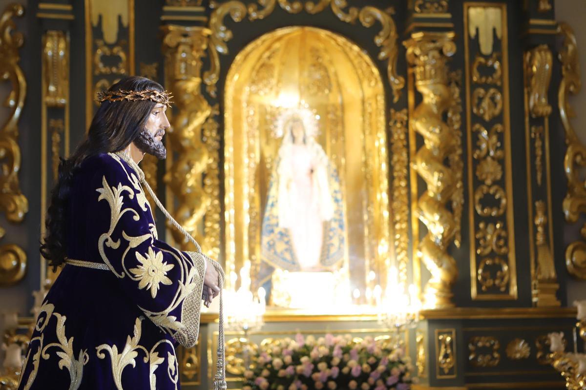 El Rescate con la Virgen de la Amargura de fondo.