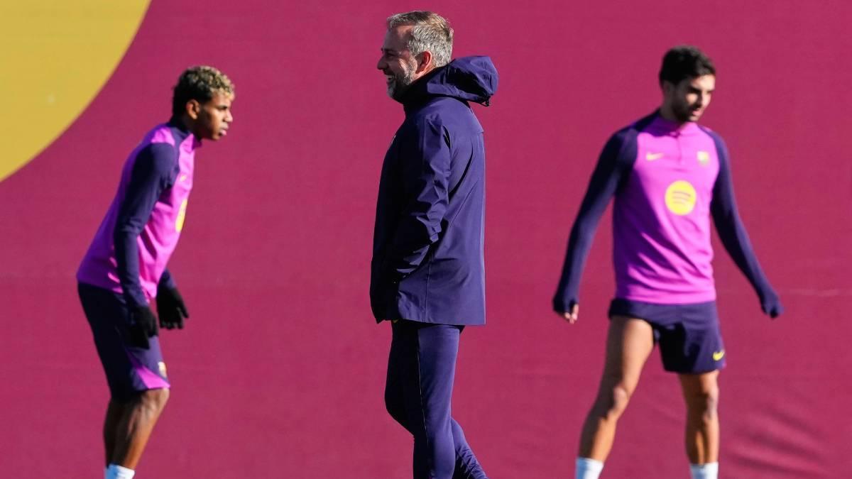 Flick sonríe en un entrenamiento del Barça