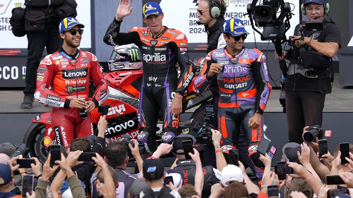 Martín, junto a Bastianini y Espargaró en la ceremonia de la sprint