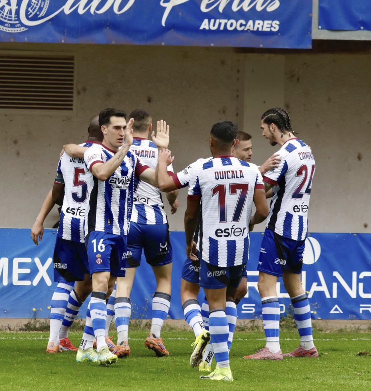 Los futbolistas del Avilés celebran el tanto ante Unionistas. | MARA VILLAMUZA
