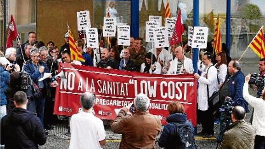 Facultatius manifestant-se a les portes de l&#039;hospital el mes de març durant la vaga a Palamós.