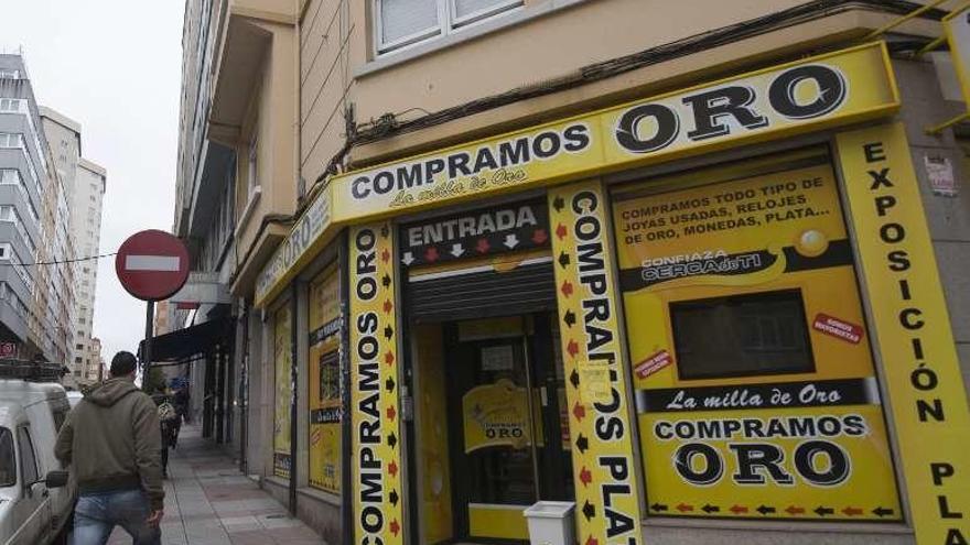 Una de las tiendas atracadas, situada en el Agra do Orzán.