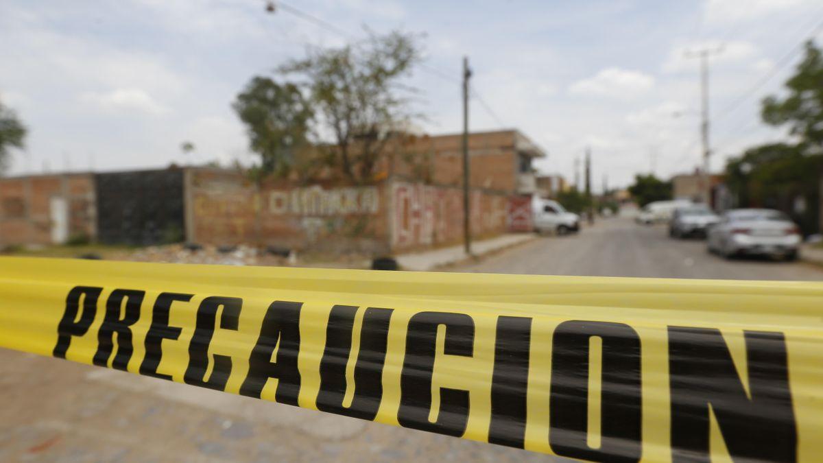 La policía precinta la zona de un tiroteo.