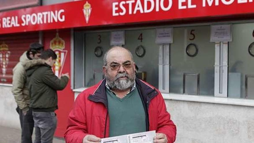 José Cernuda muestra sus entradas.