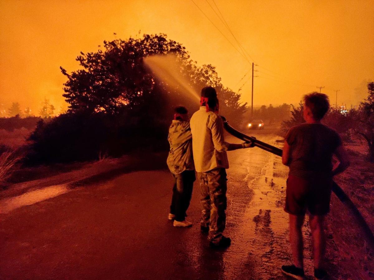 Los voluntarios luchan contra el fuego en Limni.