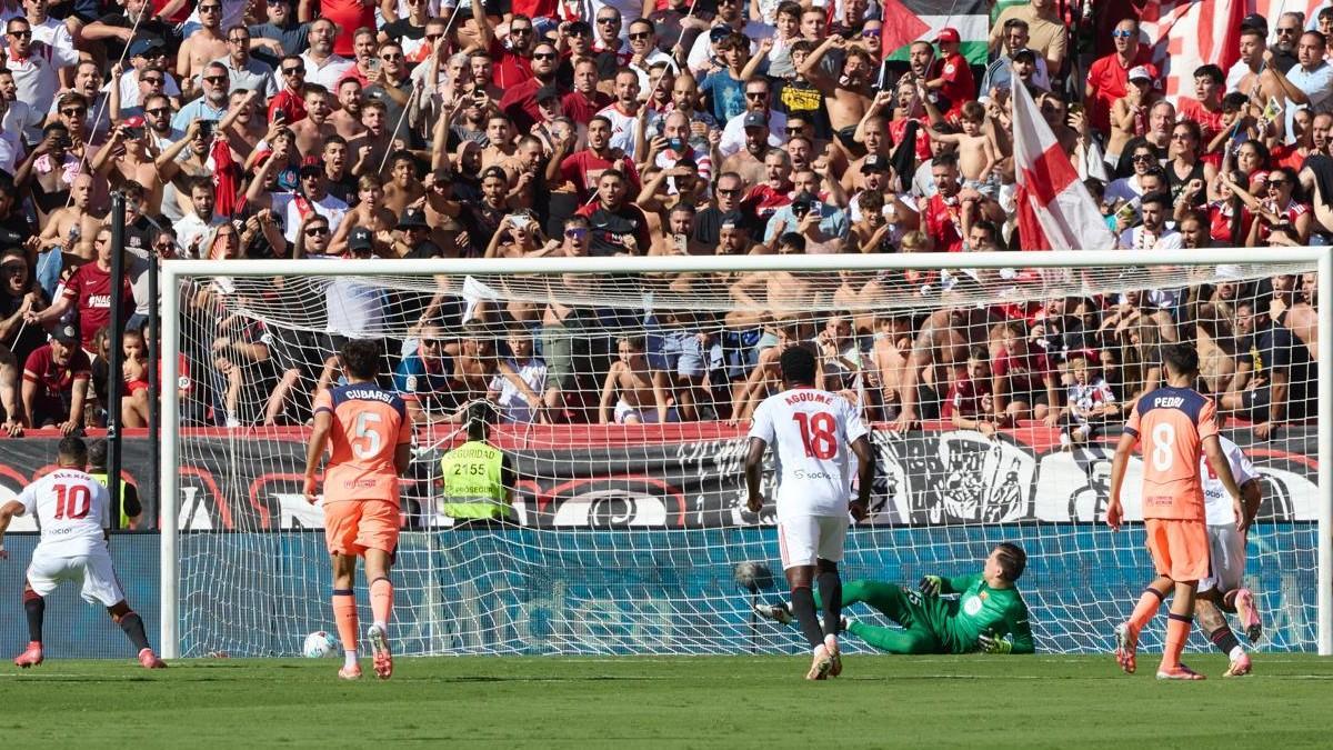 Pedri observa el gol de Alexis
