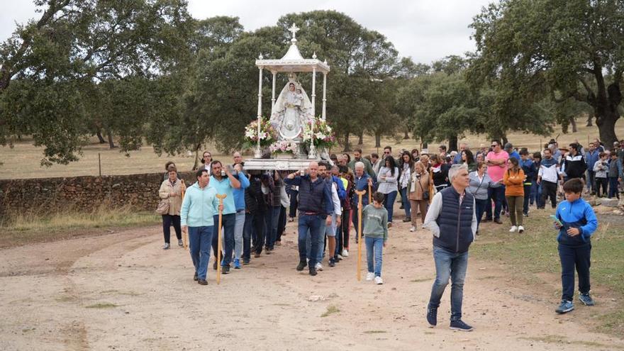 Los pozoalbenses procesionan a la Virgen de Luna para pedir que llueva