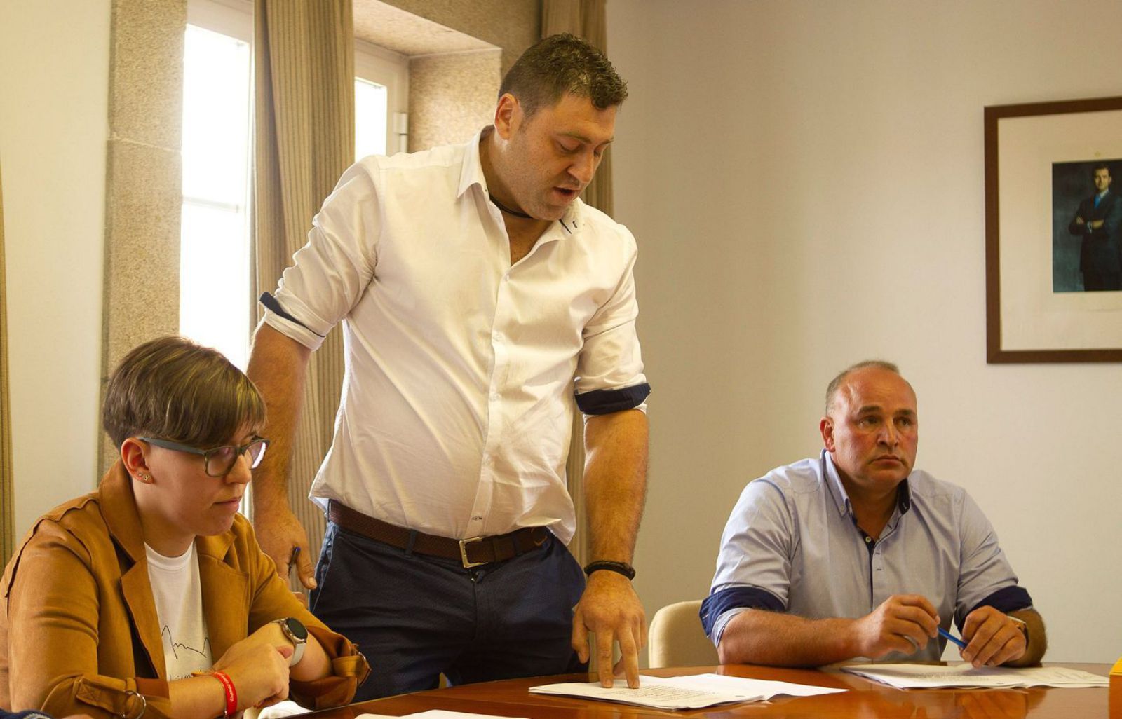 Óscar Val (de pie) junto a Luis Calvo en su toma de posesión, en 2019.