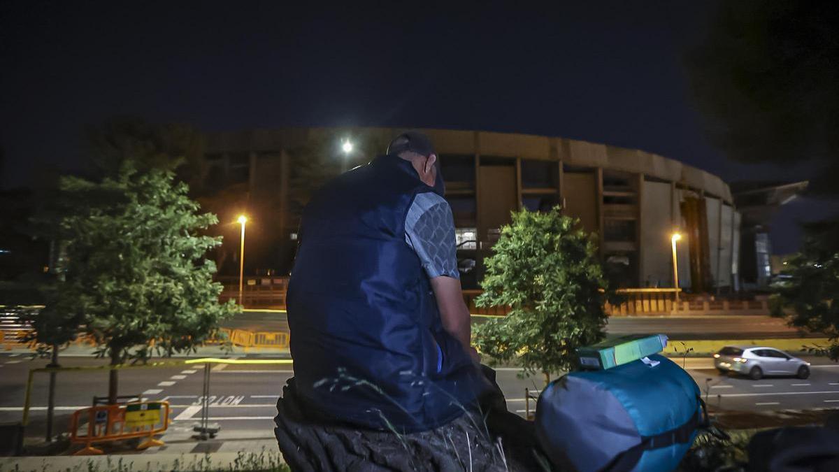 Mohamed, trabajador de las obras del Camp Nou, en el lugar donde pernocta cada viernes delante del estadio, este verano.