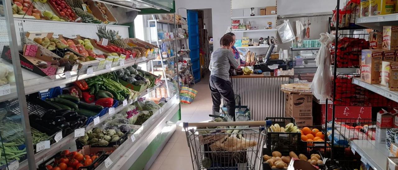 Estantería de uno de los supermercados más económicos de Formentera