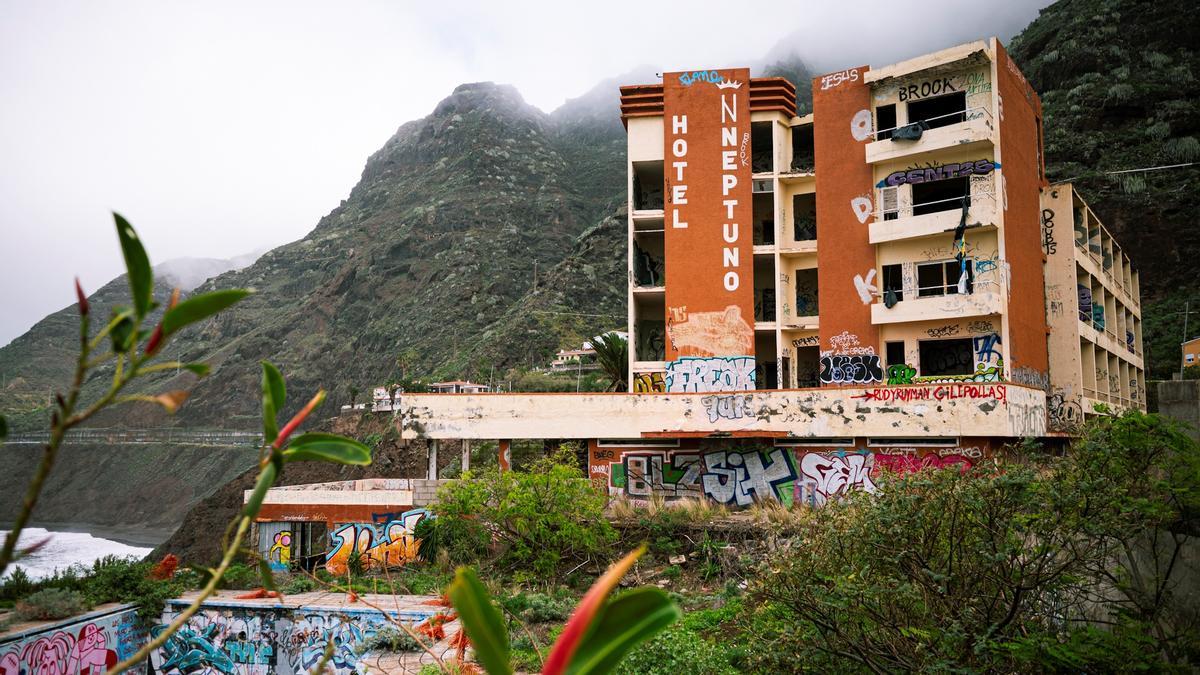 El Hotel Neptuno, entre Bajamar y la Punta del Hidalgo.