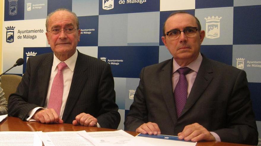 El gerente de Limasa, Rafael Arjona, junto al acalde en una comparecencia en 2013.